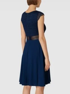 V.M. Cocktailkleid Mit Spitzenbesatz - Blau -Beliebt Bekleidungsgeschäft 616j6k2fal348gq4a913ilaeago5ce1m98r36j9p9t9lcgi260skaghk9d9lckqd8944uh9o9gq3gj9mad3jie1jckrjed1g6dh68dhk6oqjee9jcoq34p1l64rjgdpo6kqjeo8