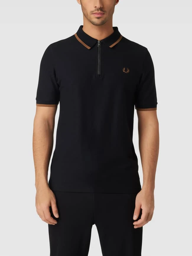 Fred Perry Poloshirt Mit Kurzem Reißverschluss Modell 'Zip Neck Crepe' - Schwarz 6 Fred Perry Poloshirt Mit Kurzem Reißverschluss Modell 'Zip Neck Crepe' - Schwarz – Bild 4