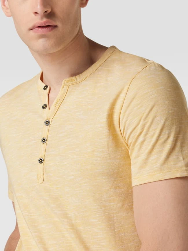 MCNEAL T-Shirt Mit Knopfleiste - Dunkelgelb 5 MCNEAL T-Shirt Mit Knopfleiste - Dunkelgelb – Bild 3