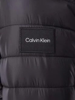 CK Calvin Klein Steppjacke Mit Stehkragen - Schwarz -Beliebt Bekleidungsgeschäft 712kacpl6h530hq370p42ga88lakok27a134ik2h6h142gq1957j0cqfa1634k2f8ks3cl9h9kq3iiaj6h3m2chp61h32dhn6gq6cchk6sqmao9n74oj6e3265i6ae1gc5i3ae0