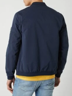 Jack & Jones Bomber Mit Reißverschlusstaschen Modell 'Erusch' - Dunkelblau 11 Jack & Jones Bomber Mit Reißverschlusstaschen Modell 'Erusch' - Dunkelblau -Beliebt Bekleidungsgeschäft 8oo3ajppa514kki96cpkuhi79pak2i249d25ai1h6h64mc2k9524chhn8cr3ikq36p0kijqfacskmjqj8p3m4d9n6oo3ccb2c4sj4d1kcpgj4eb174r66d3368sj4d35cgq3io8