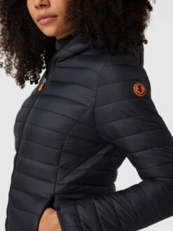 SAVE THE DUCK Steppjacke Mit Label-Detail Modell 'DIZY' - Schwarz -Beliebt Bekleidungsgeschäft 8sslaiia9p732cal6d348li2a1a38jal6kpkckaia0q56k299kq4ska46p3l8i219l63al216h64gh1k9p3jgpj2c5h3gc9pc8qj2ohk61gjgo9p60o3echp6so36cr16phj0c8
