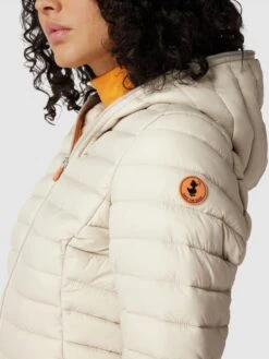 SAVE THE DUCK Steppjacke Mit Label-Detail Modell 'DIZY' - Beige -Beliebt Bekleidungsgeschäft 8t6jgjhj8t656i2l65a4uga6951jce2i74p48c2mah54mhhn8kq3ic21ad44udqiap2j8hqlahb30i2784o62d3260p30d9l6sq3ie9k68o3ce1m6cpj2cr46so30chp6hj3gpg