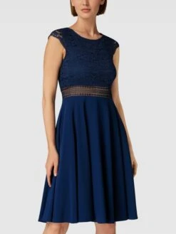 V.M. Cocktailkleid Mit Spitzenbesatz - Blau -Beliebt Bekleidungsgeschäft 90qkce9p9h658kam8crjcc2j8cr38jq26l1lachkah83gc9o9p2kehaja914mkqm9l1ksdqf8t8j4ha5a4o36oj669i3ee9oc4s6cphk69j3ee9m64sjed326krm4c1h70rmcc0
