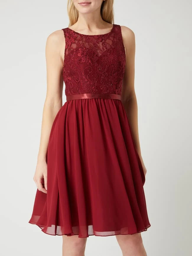 Luxuar Cocktailkleid Aus Floraler Spitze Und Chiffon - Bordeaux Rot 6 Luxuar Cocktailkleid Aus Floraler Spitze Und Chiffon - Bordeaux Rot – Bild 4