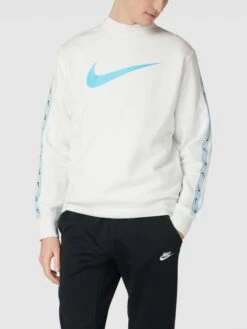 Nike Sweatshirt Mit Rundhalsausschnitt Modell 'REPEAT' - Weiß -Beliebt Bekleidungsgeschäft 9994gii36l246gqead3kaci46h9keead997k8c2bapa3gla59t4l2jpm75344e2c6d6j2kqc8sp4cji66p3jep9m6dj3acb670q36d9kchgjgohmcgr6cohhcdj30e9kccrmce8