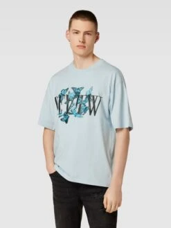 REVIEW T-Shirt Mit Motiv-Print - Hellblau -Beliebt Bekleidungsgeschäft 99b5ci216go5ak2ba0r36dim8p44eh1h9grj4hij8gp48gac6srjah2eagr50cad9csk8hpp8d8kec1l8so68dpn6hgm6cph64sjac1k60qjiohlcgsmae9pcor62dhnc9hj0c0