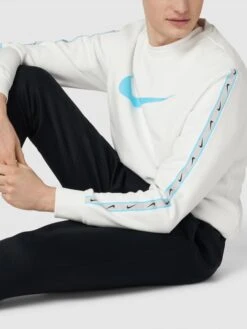Nike Sweatshirt Mit Rundhalsausschnitt Modell 'REPEAT' - Weiß -Beliebt Bekleidungsgeschäft 9d8k4k9k999j0e1n9h5k2ca36sp32daeaookchqaacq38c2e89348l2b70q50lig9h9l0dai6sqk2cql8go62p1ncpi30cpp6dj3gphkccq30eb1cphmapb1cgs64dhl6co38dg