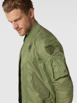 Blauer Usa Bomberjacke Mit Label-Detail Modell 'GIUBBINI CORTI SFODERATO' - Olivgrün -Beliebt Bekleidungsgeschäft 9hb34jqeah4j6hi38d0j0hqi6d64ulhi656j0jhj99b52laj65a3ej1gad6kqk9j75b42kpp9pb34l2c893m6d1p6hhmaopjchij6cpk6gpjcohn6kr32p9k75hjidr5cphm2e8