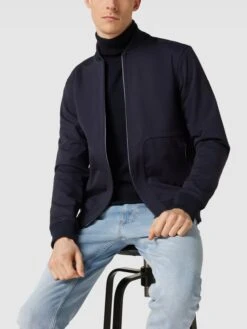 AlphaTauri Jacke Mit Stehkragen Modell 'SROTA' - Marineblau 9 AlphaTauri Jacke Mit Stehkragen Modell 'SROTA' - Marineblau -Beliebt Bekleidungsgeschäft ah458hah90pkmjpl6l6j6kahaoo32gaca4q54chmah3jgd297133ih1kal1j8gqa88r34d2d8opj2k1k6co66cr268pjaphhccpjgp1k6grm6ob461i36p9h75i62cj16osj0c0