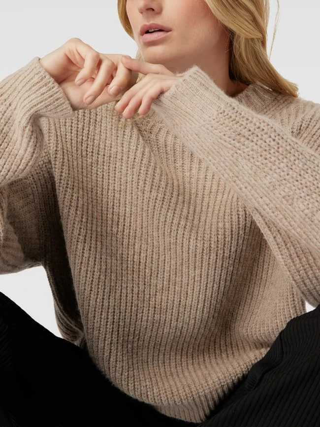 Ana Johnson X P&C Oversized Strickpullover In Ripp-Optik - Schlamm 5 Ana Johnson X P&C Oversized Strickpullover In Ripp-Optik - Schlamm – Bild 3