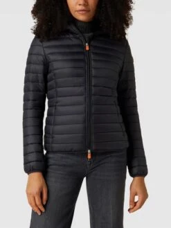 SAVE THE DUCK Steppjacke Mit Label-Detail Modell 'DIZY' - Schwarz -Beliebt Bekleidungsgeschäft ap5jckq5a11l2gqa88p36iqf9oskkjq3859kcl1g9ks4ik1ia8qk8jpja9154ghg9kr38gqa9p7j4da168o6ad9kcphj2dpg6lj30c9k74s6aeb6c9ij2oph61j62d1lccojid0